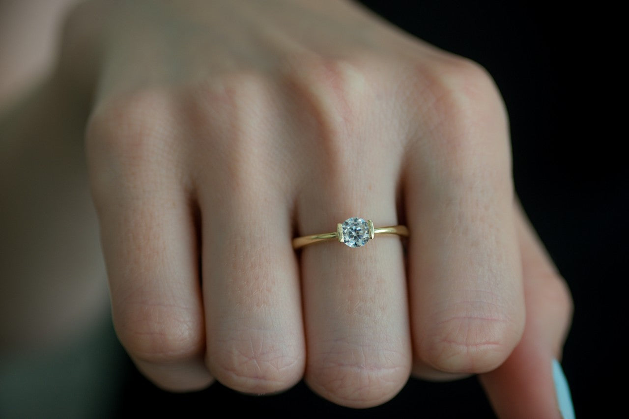 טבעת אירוסין שור | זהב עם שיבוץ