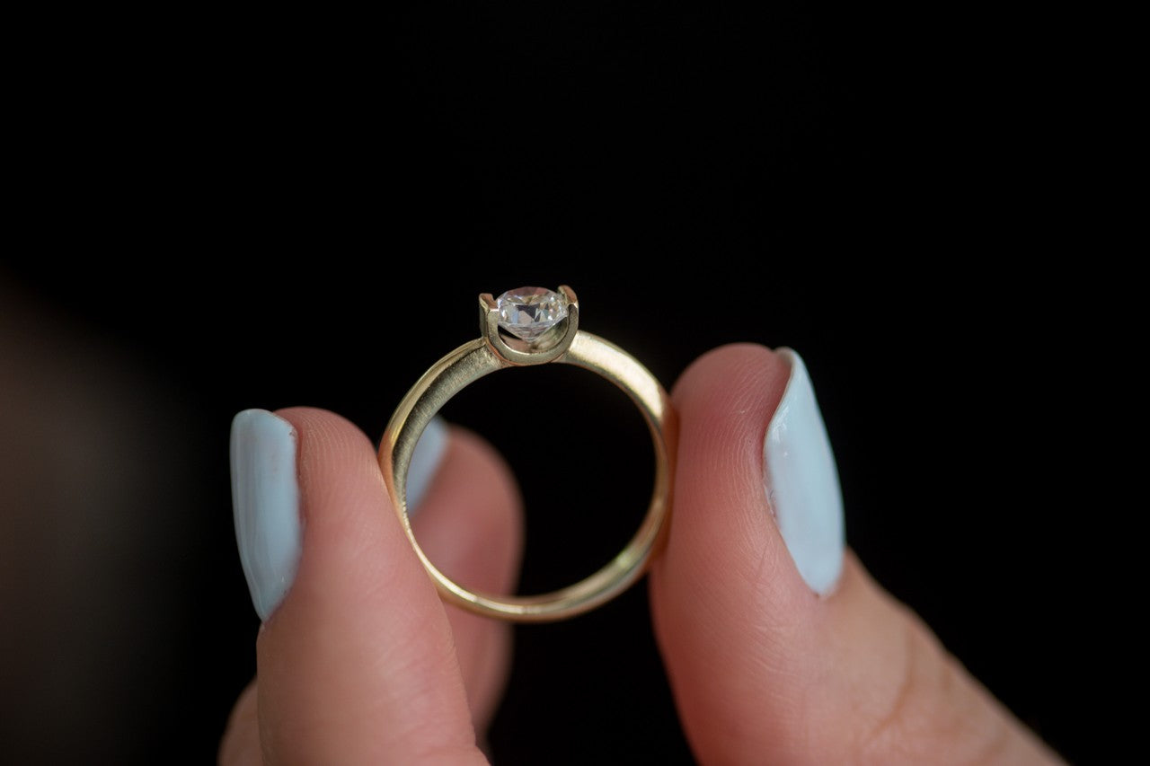 טבעת אירוסין שור | זהב עם שיבוץ