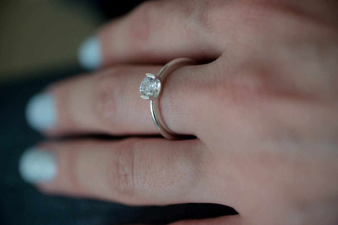 טבעת אירוסין שור | כסף משובצת זירקון